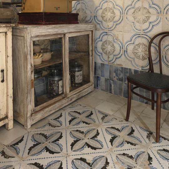 mediterran mintas viragos bohem padloburkolat kek jarolap klasszikus vintage cementlap hatasu nappali konyha furdoszoba paraszthaz csempek burkolatok lakberendezesi aruhaz budapest.jpg